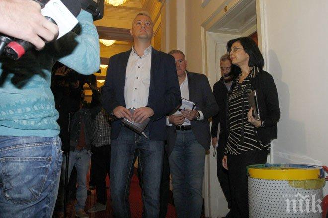 Три часа и половина вече продължават преговорите между ГЕРБ и РБ