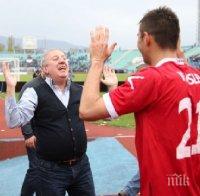 Томов нападна Домусчиев: Ще направи още 100 номера! Мисли си, че е президент на БФС

