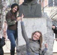 Скандал! Ученички се изгавриха с Апостола, Павел Чернев ги нарече проститутки (снимка)