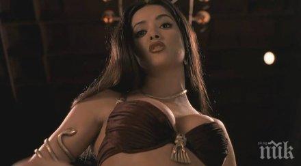 салма хайек изстиска публично гърдите горещи снимки