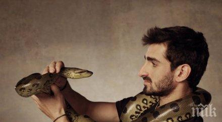 страховито телевизионен водещ заснеме анаконда изяжда видео