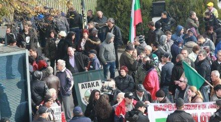 волен пристигна протестиращите атака страстите нажежават скандират борисов костов кунева уцелиха полицай яйце обновена