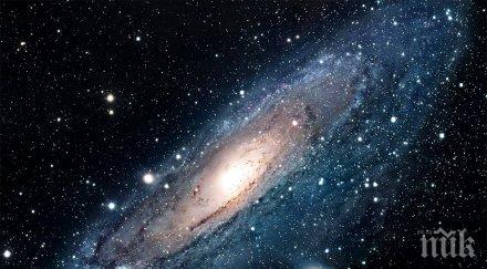 странно сияние озарявало тъмнината галактиките