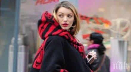 блейк лайвли крие наедрялото коремче