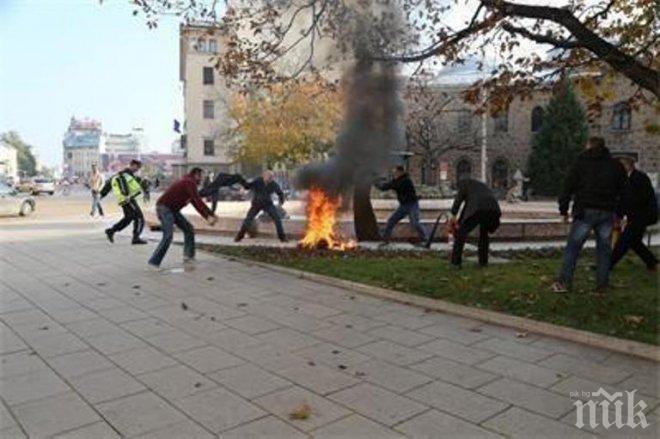 Запалилата се фотографка продължава да е в критично състояние
