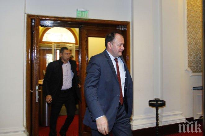 БСП във финансов колапс - дължи пари на банки и функционери, връща коли на лизинг! Миков се хвана за главата!