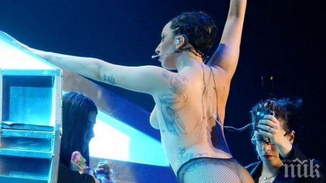 Лейди Гага излезе по голи цици на концерт във Виена