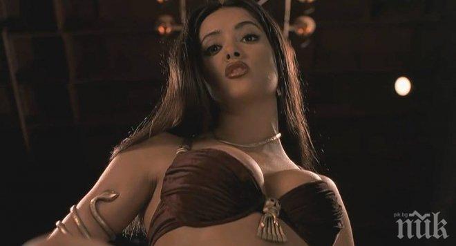 Салма Хайек изстиска публично гърдите си! (горещи снимки)

