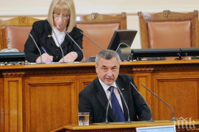 Симеонов: Г-н Борисов, спрете демонстративното рязане на лентички, работете повече