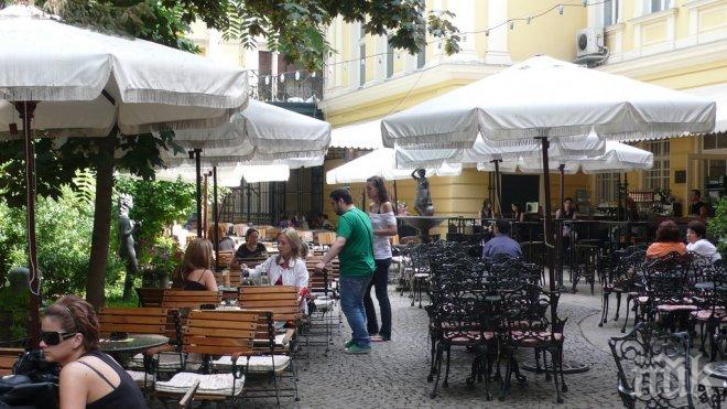 Всички тенти и чадъри в центъра на Варна вече ще са бели