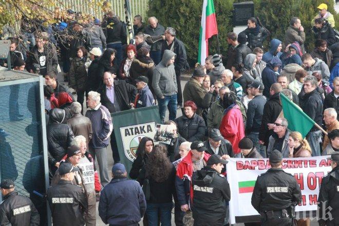 Екшън пред парламента - става горещо! На протеста срещу новия кабинет припламват искри! Стигна се до сблъсъци, дойде жандармерия (обновена + снимки)