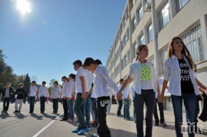 1300 деца прегърнаха училището си във Варна