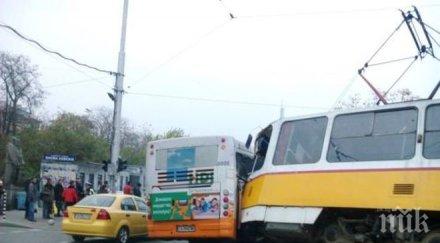 извънредно пик автобус трамвай удариха столицата пет линейки хвърчат пострадалите обновена снимки