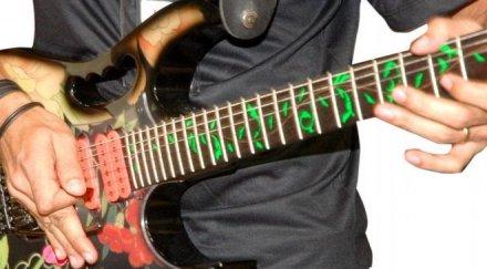 мъжете свирещи китара привличат жените