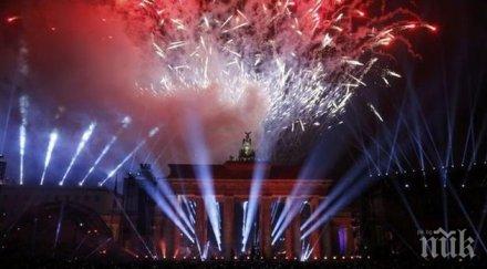 хиляди балони пуснаха берлин падането стената публиката приветства горбачов