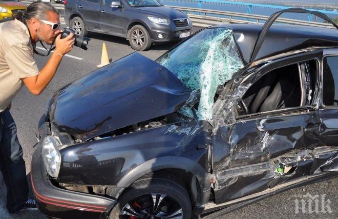 ЕКСКЛУЗИВНО! Нова касапница на пътя! Голф стана на пихтия! Шофьорът му бере душа в болницата!