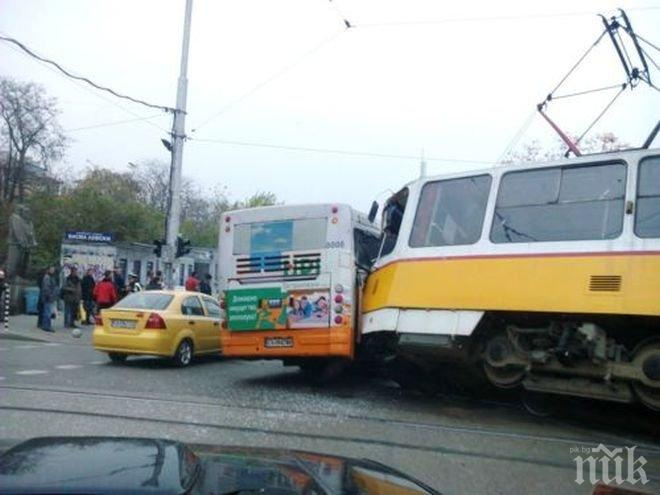 Извънредно в ПИК! Автобус и трамвай се удариха в столицата, пет линейки хвърчат за пострадалите (обновена и снимки)