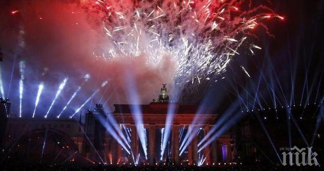 Хиляди балони пуснаха в Берлин за падането на стената, публиката приветства Горбачов