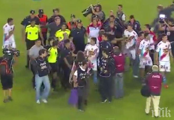 Екшън в Аржентина! Скочиха да бият рефер след невероятен обрат в продължението (видео)