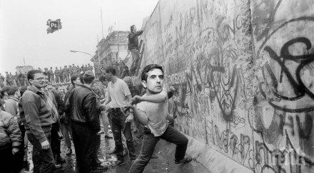 шаш фейсбук гръмна плевнелиев разбивал лично берлинската стена ноември 1989 снимка вече викат росен тапета