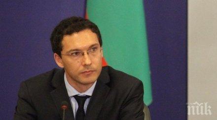 даниел митов запазва тримата заместници