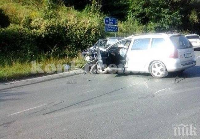 Рено се заби във Форд, купен преди час, двама пострадаха