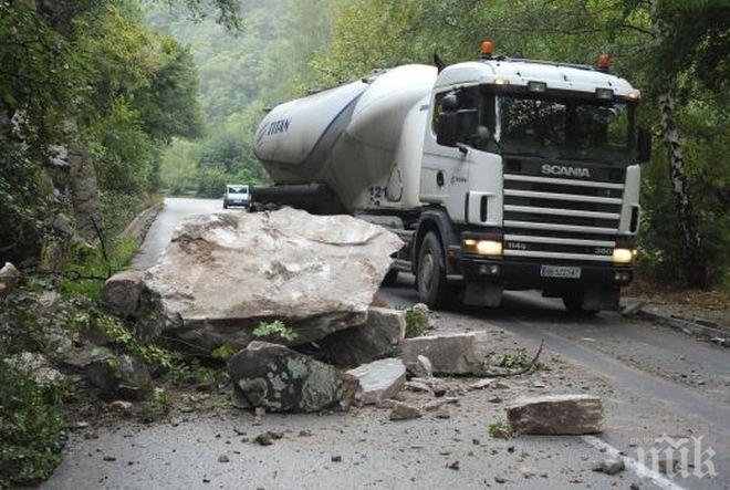 Катастрофирал тежкотоварен автомобил затвори прохода Хаинбоаз