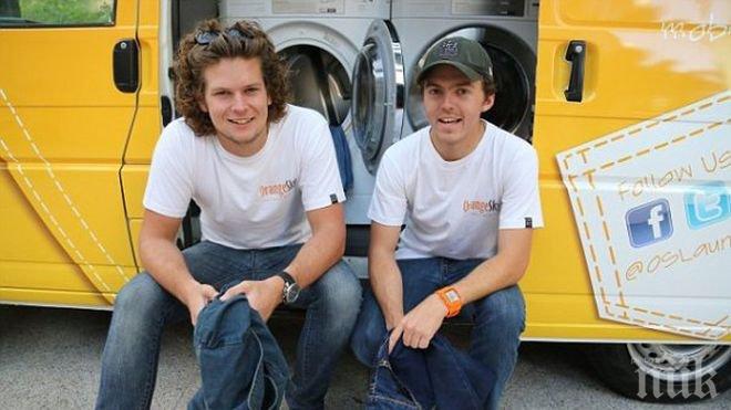 Две момчета превърнаха своя ван в подвижна пералня за бездомни хора