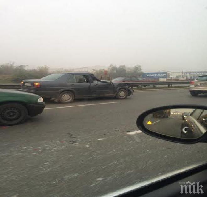 Само в ПИК! Катастрофа на околовръстния път в столицата затапи движението (снимки)