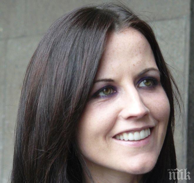 Вокалистката на Кренбърис арестувана заради самолетен вандализъм - нападнала стюардеса и полицай!