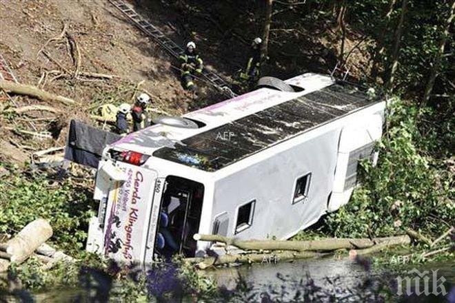 Ужас! Училищен автобус се преобърна в Англия, 20 души са откарани в болница