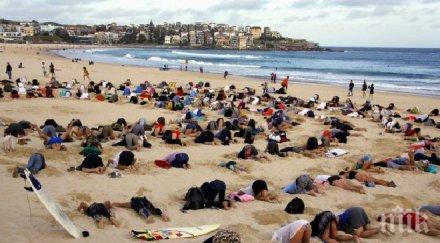 400 австралийци заровиха глави пясъка знак протест