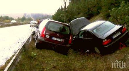 верижна катастрофа заради разлив нафта снимка