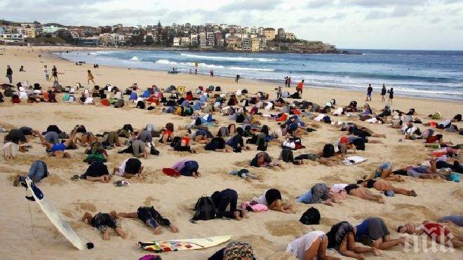400 австралийци заровиха глави в пясъка в знак на протест