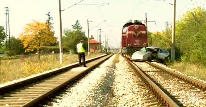 Зрелище! Мъж заби москвича си в пътнически влак край Добрич