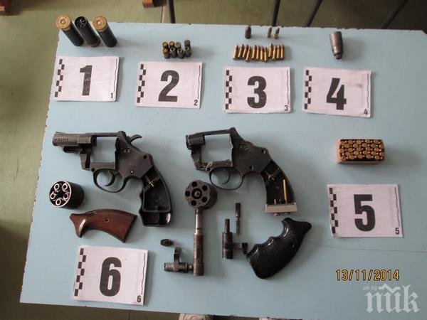 Откриха боен арсенал в карнобатско село (снимки)