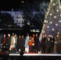 Обама запали светлините на коледното дърво в Белия дом