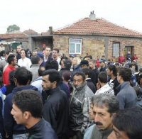 Цигани събират сухи пасти в ледена река