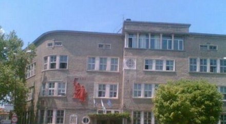 изритаха директорка забранила