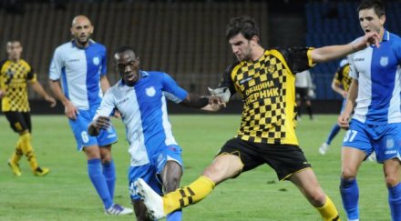 левски облизва бранител акулите