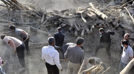 земетресение иран уби осем души