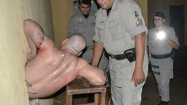 Беглец от затвор се заклещи в стена