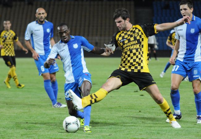 Левски се облизва за бранител на акулите