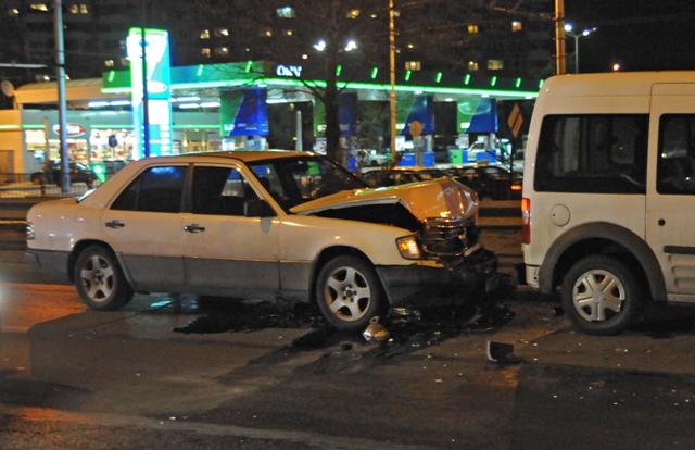 Верижна катастрофа на пешеходна пътека! (снимки)