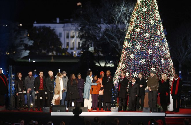 Обама запали светлините на коледното дърво в Белия дом
