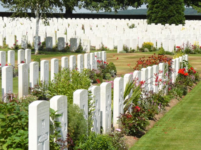 Арестуваха трима за кражби от гробове в Париж