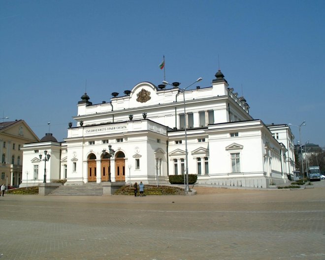 Майки щурмуваха парламента заради 35 лева