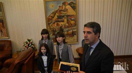 долу ръцете крисия президент неморално правите пиар нея малката чаровница става казионна звезда години играе кукли кичи медали