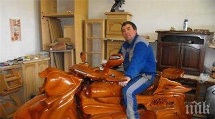мъж измайстори уникален мотор дърво