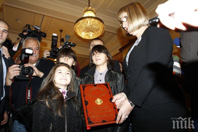 Цецка Цачева посрещна в парламента Крисия, Хасан и Ибрахим с думите: Горди сме с вас!